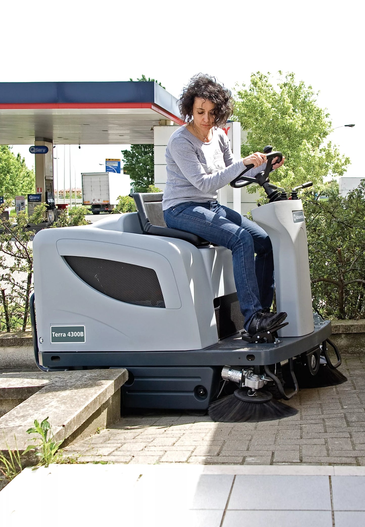 Advance Terra 4300B, Floor Sweeper, 46", Battery, Ride On, 18 Gallon Hopper - 56100785