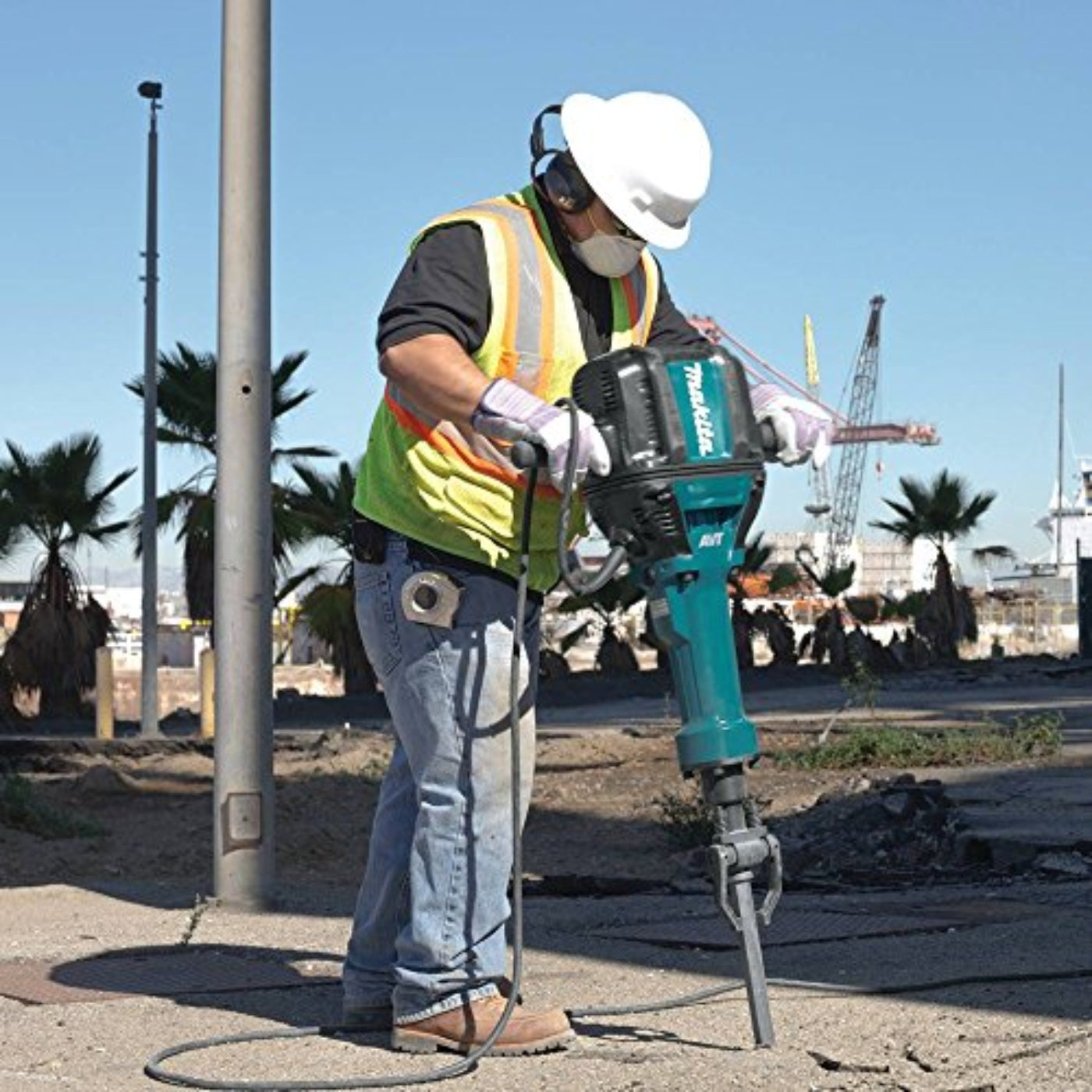 Makita (HM1812X3) 70lbs. Advanced AVT Breaker Hammer with 1-1/8 In. Hex, 4pc Steel, premium Cart - HM1812X3