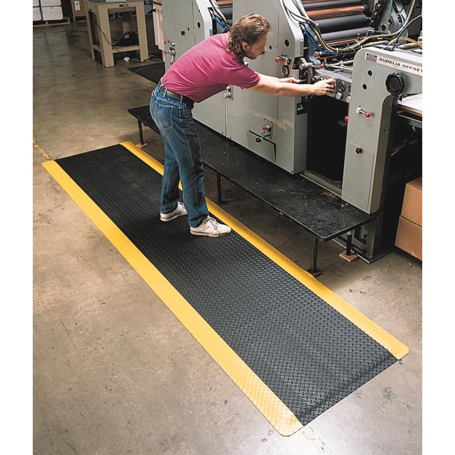 Wearwell Diamond-Plate SpongeCote UltraSoft Mat, 5' Width x 75' Length x 15/16" Thickness, Black/Yellow - 414.1516.5x75BYL