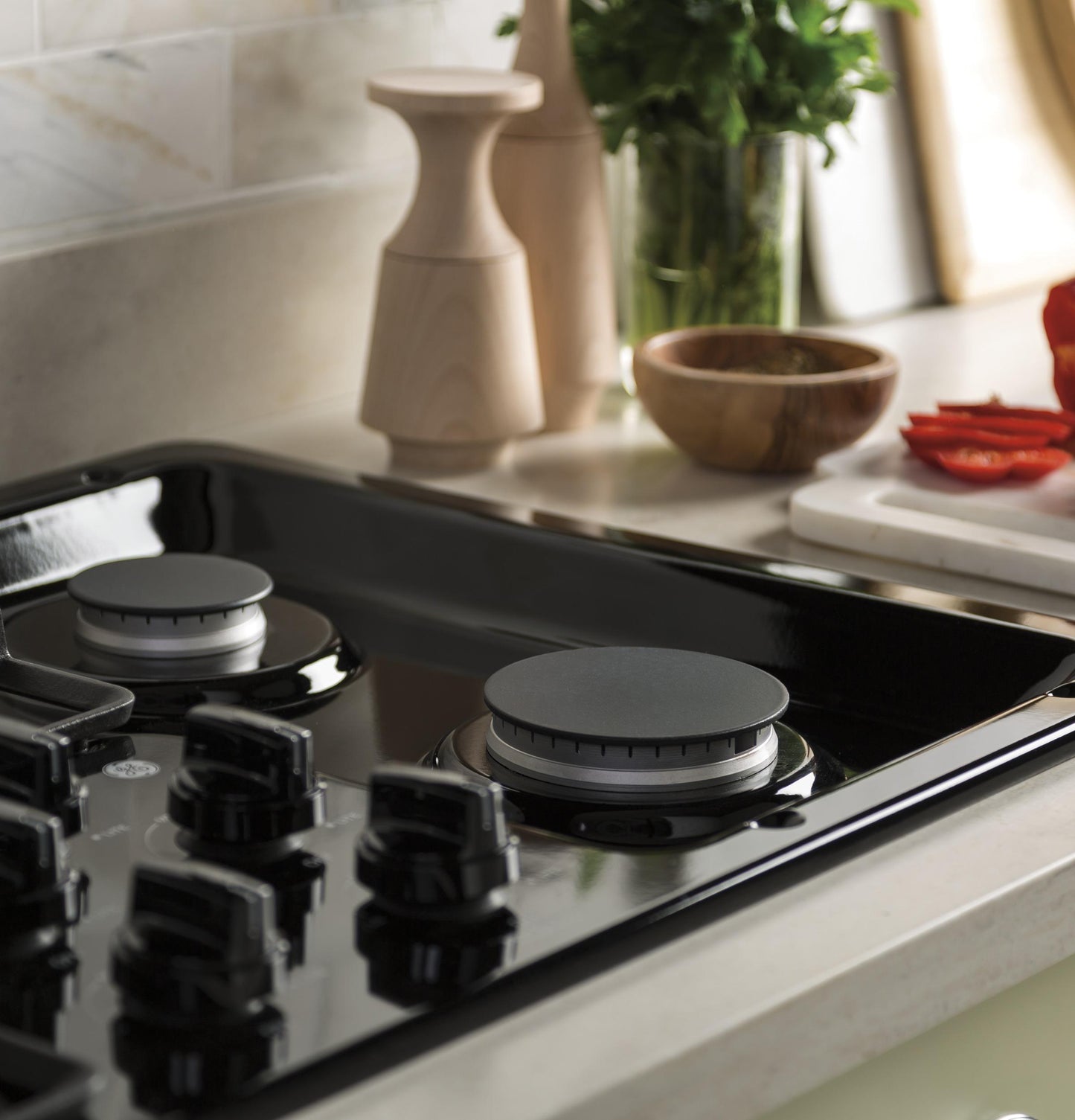 GE APPLIANCES JGP3036DLBB GE(R) 36" Built-In Gas Cooktop with Dishwasher-Safe Grates -JGP3036DLBB-KT