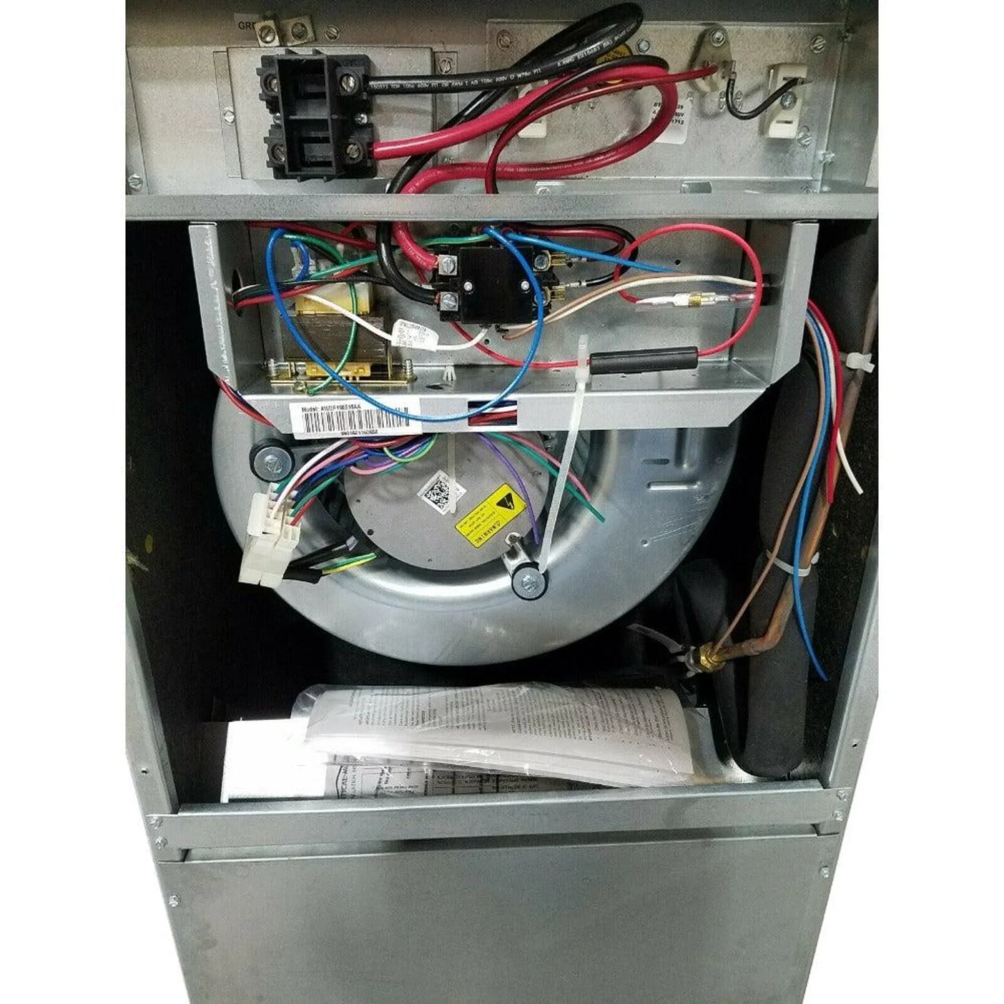 Goodman - 2 Ton/24,000 BTU Wall Mount Air Handler With Built-In 8kW Heater - 230V - R32 - AWST24SU1308
