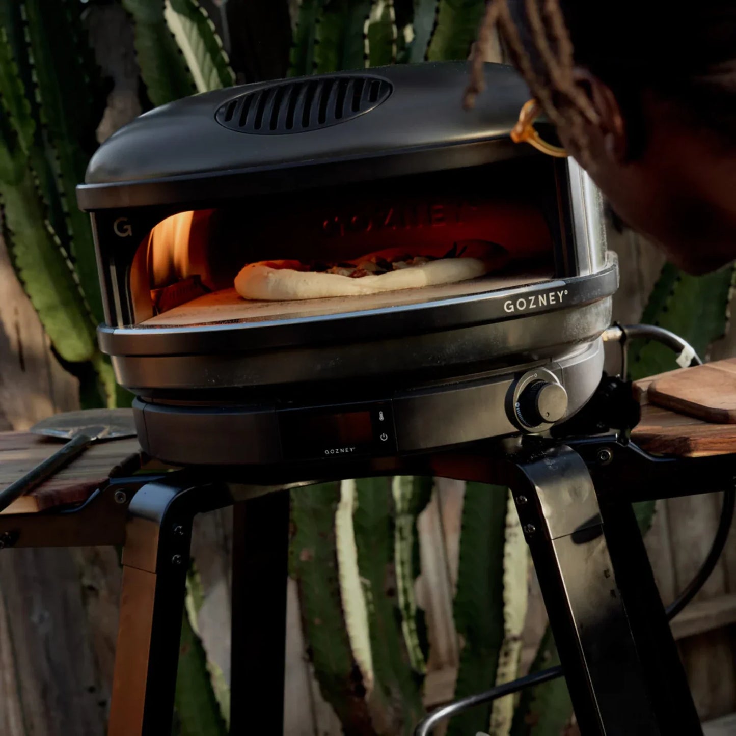 Gozney Arc Off-Black Outdoor Propane Gas Freestanding Pizza Oven Bundle - DELANTALGW | GAPOBUS1424 | AA1786 | AD1774