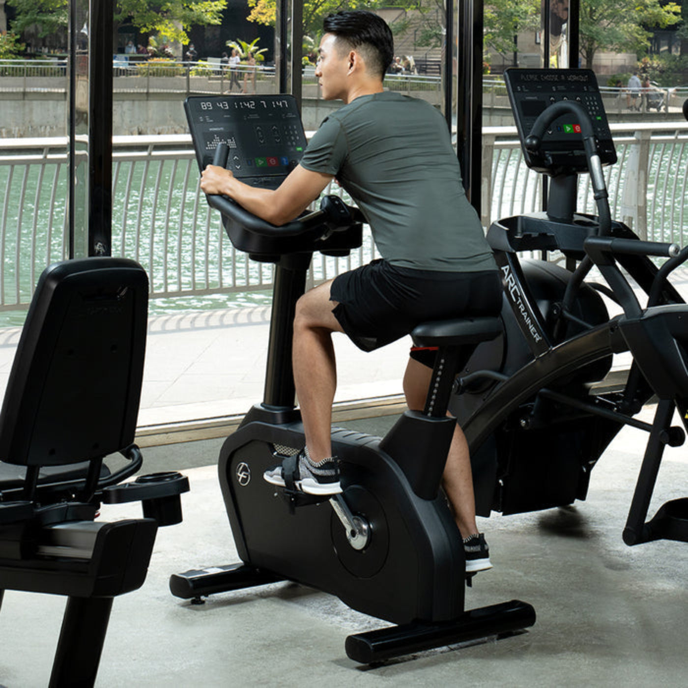 Life Fitness Club Series+ Upright Bike - CSC-SLBLKLF-DOM13