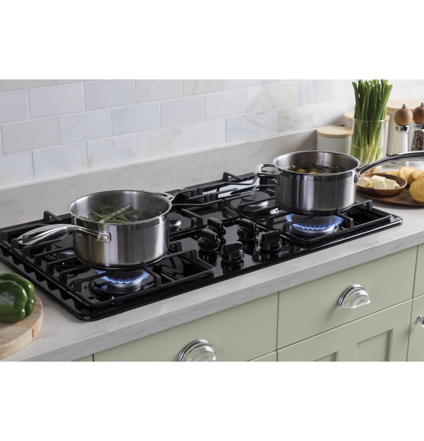 GE APPLIANCES JGP3036DLBB GE(R) 36" Built-In Gas Cooktop with Dishwasher-Safe Grates -JGP3036DLBB-KT