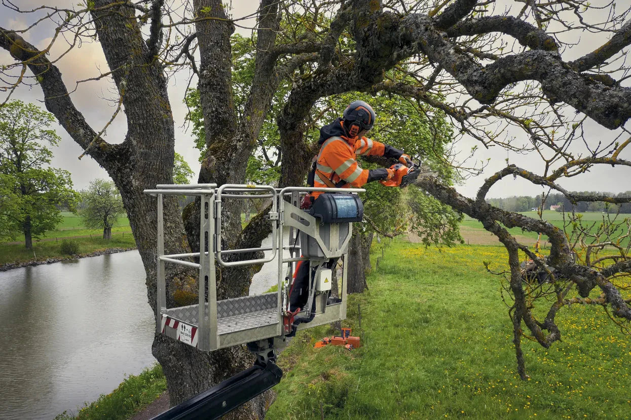 Husqvarna 540 XP Mark III Chainsaw - 39.1cc Gas Engine with 16in Guide Bar for Professionals - 970510116