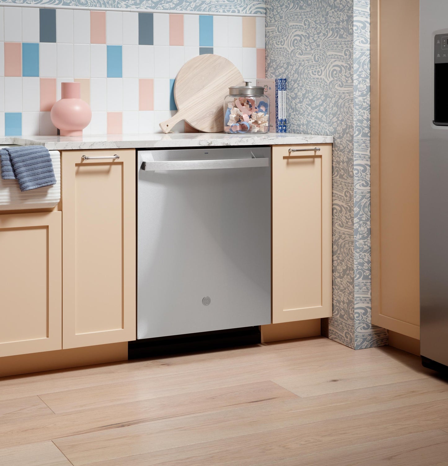 GE APPLIANCES GDT670SGVWW GE® ENERGY STAR® Top Control with in Stainless Steel Interior Dishwasher with Sanitize Cycle White - GDT670SGVWW