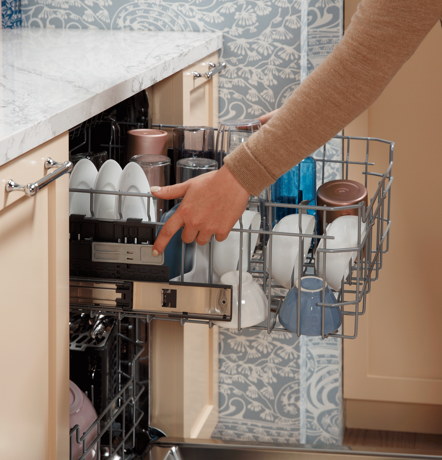 GE APPLIANCES GDT670SGVWW GE® ENERGY STAR® Top Control with in Stainless Steel Interior Dishwasher with Sanitize Cycle White - GDT670SGVWW