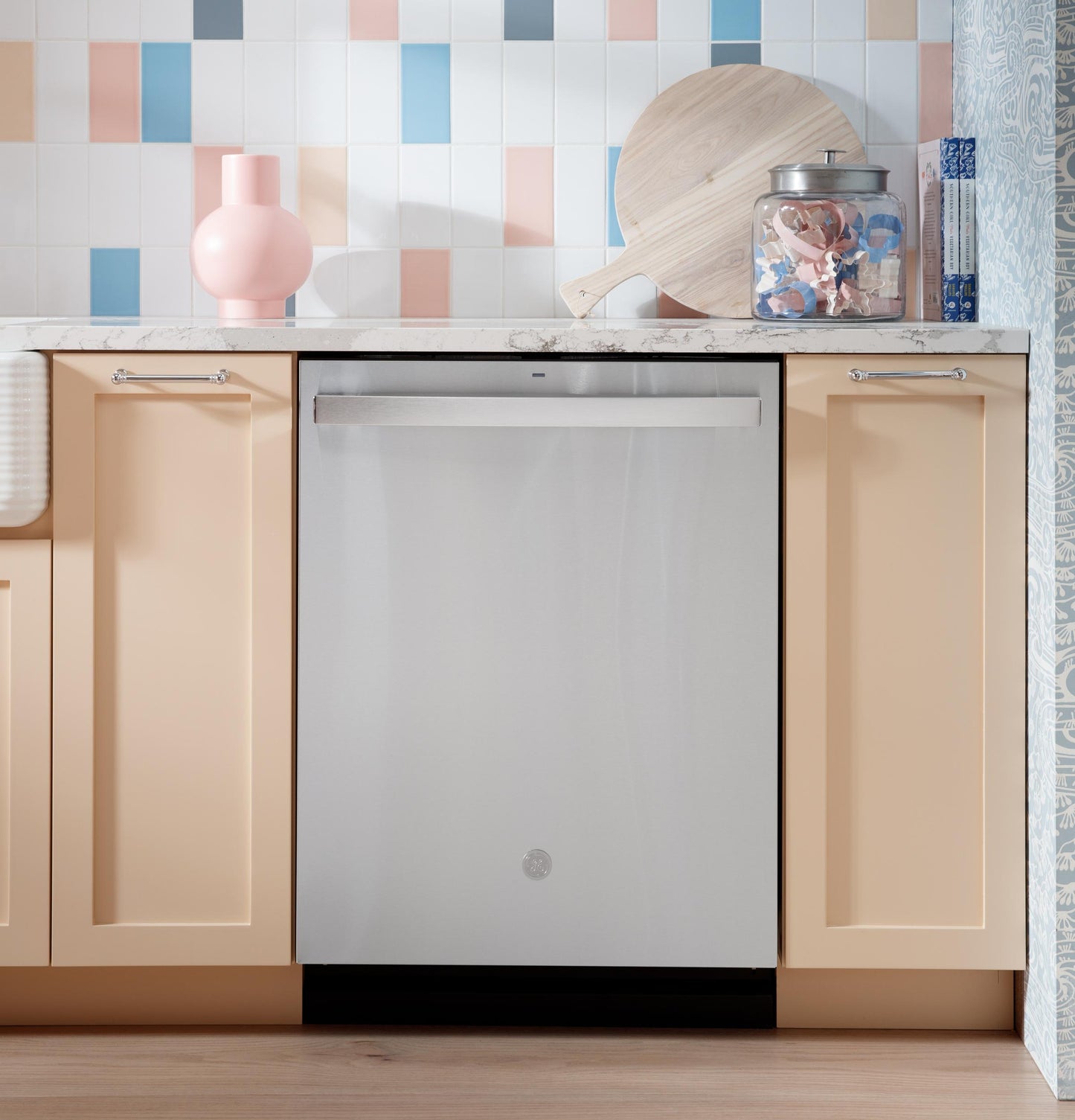 GE APPLIANCES GDT670SGVWW GE® ENERGY STAR® Top Control with in Stainless Steel Interior Dishwasher with Sanitize Cycle White - GDT670SGVWW