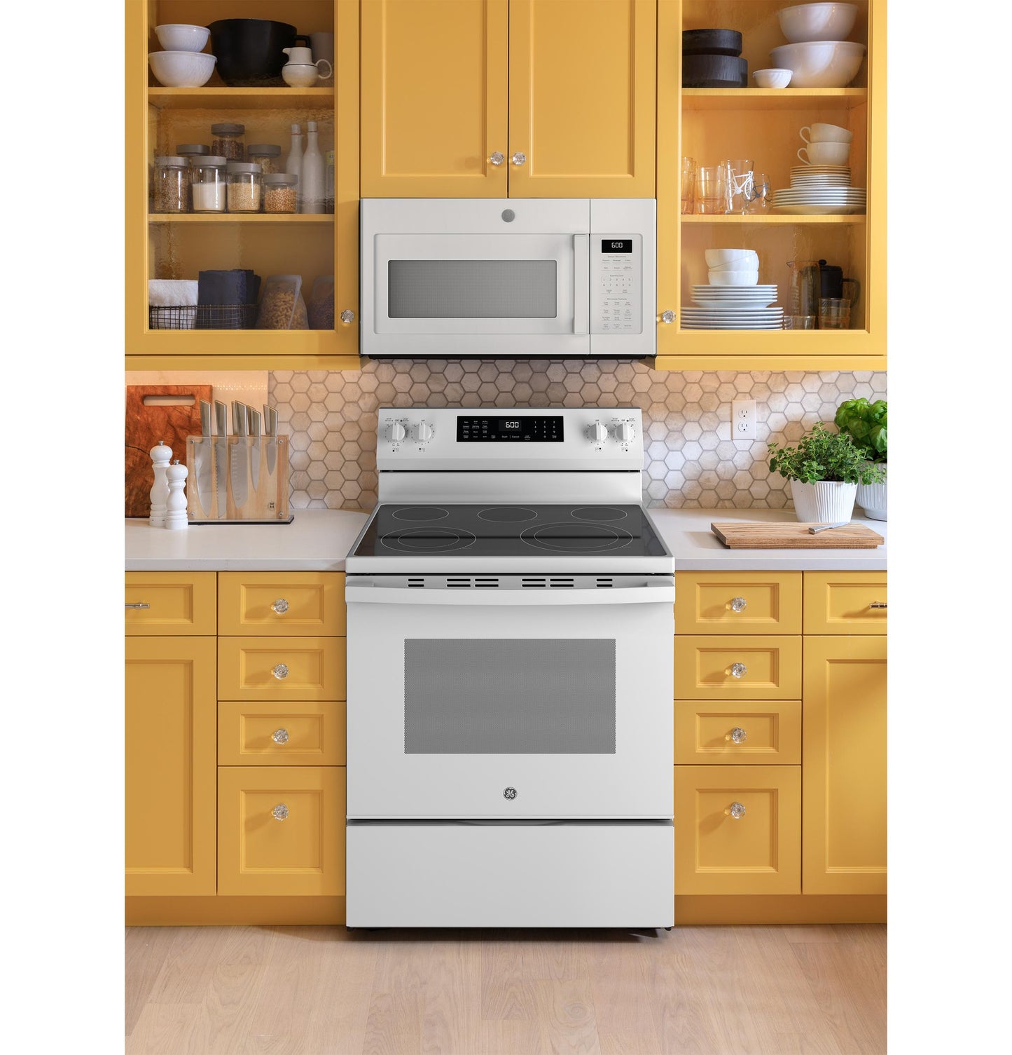 GE APPLIANCES GRF600AVWW GE® ENERGY STAR® 30" Free-Standing Electric Convection Range with No Preheat Air Fry and EasyWash™ Oven Tray White - GRF600AVWW