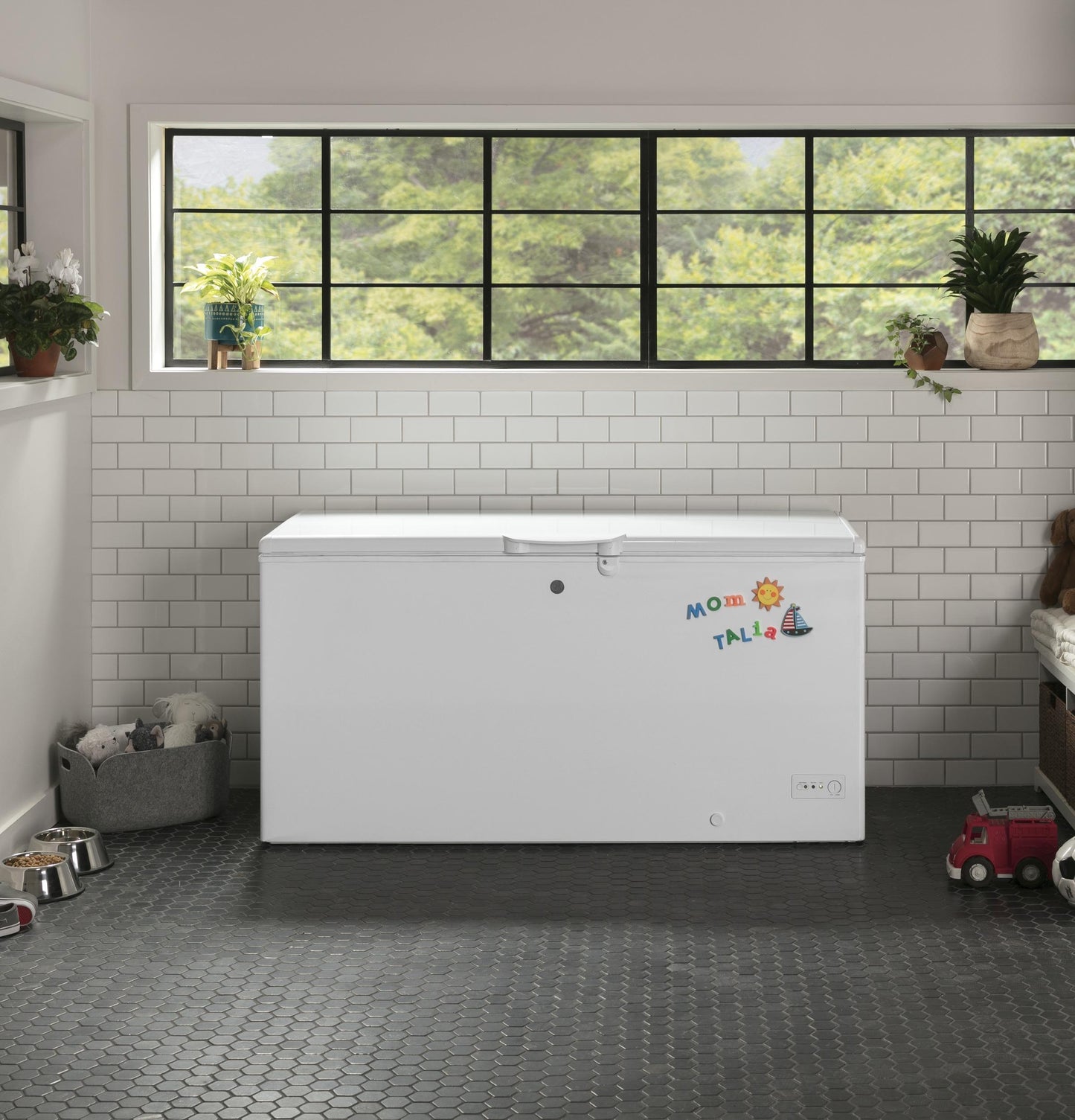 GE APPLIANCES 15.7 Cu. Ft. Manual Defrost Chest Freezer White - FCM16DLWW