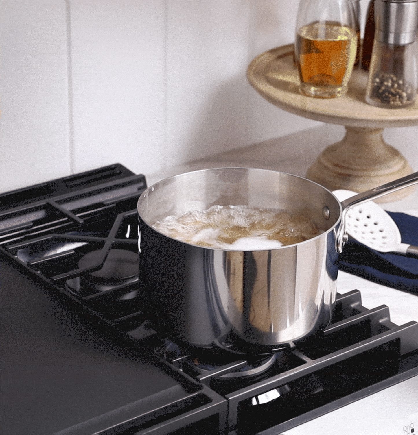 GE APPLIANCES GGS600AVWW GE® 30" Slide-In Front-Control Convection Gas Range with No Preheat Air Fry and EasyWash™ Oven Tray White - GGS600AVWW