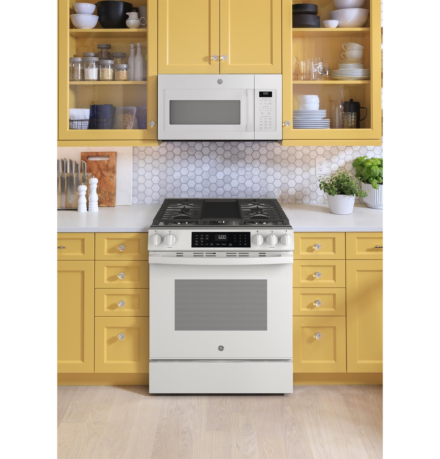 GE APPLIANCES GGS600AVWW GE® 30" Slide-In Front-Control Convection Gas Range with No Preheat Air Fry and EasyWash™ Oven Tray White - GGS600AVWW