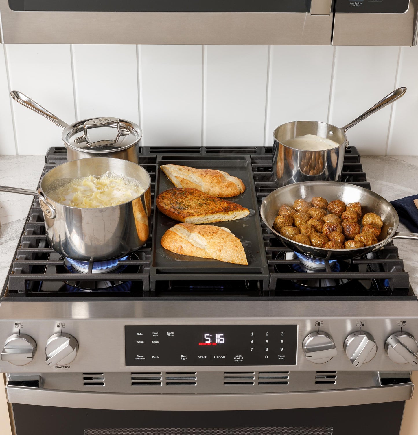 GE APPLIANCES GGS600AVWW GE® 30" Slide-In Front-Control Convection Gas Range with No Preheat Air Fry and EasyWash™ Oven Tray White - GGS600AVWW