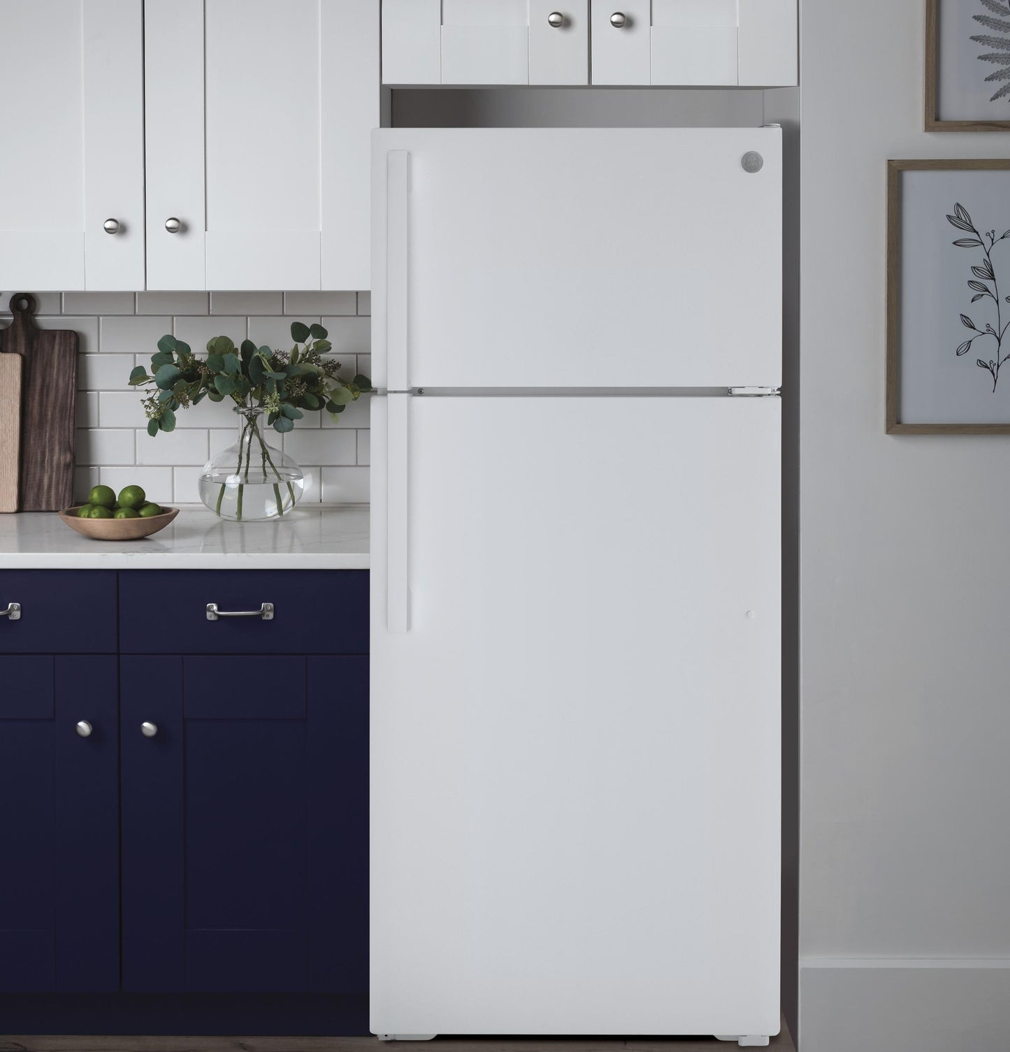 GE APPLIANCES 21.9 Cu. Ft. Garage Ready Top-Freezer Refrigerator White - GTS22KGNRWW