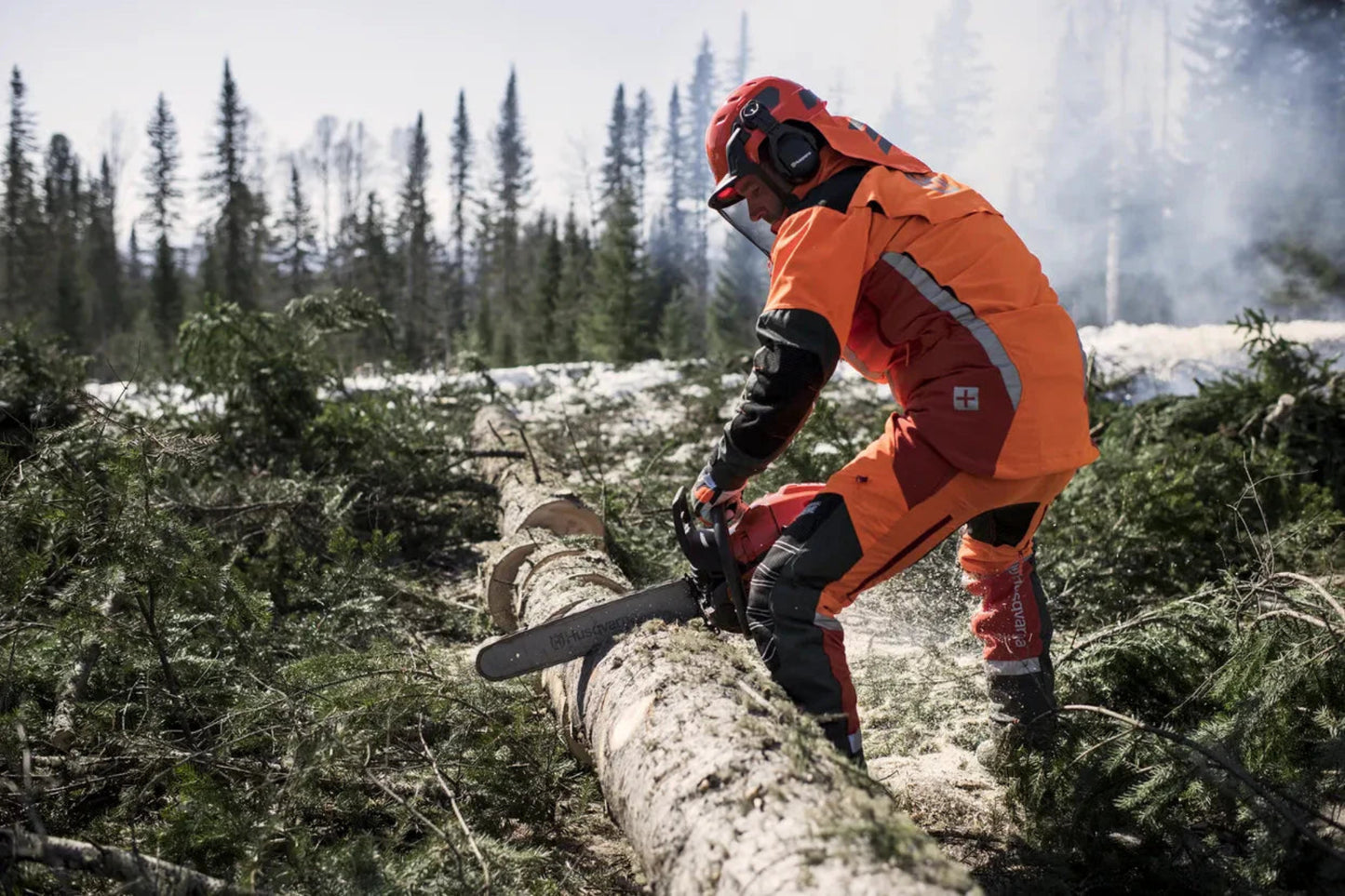 Husqvarna 565 Chainsaw - 70.6cc Gas Engine with 28in Guide Bar for Professionals - 966733910