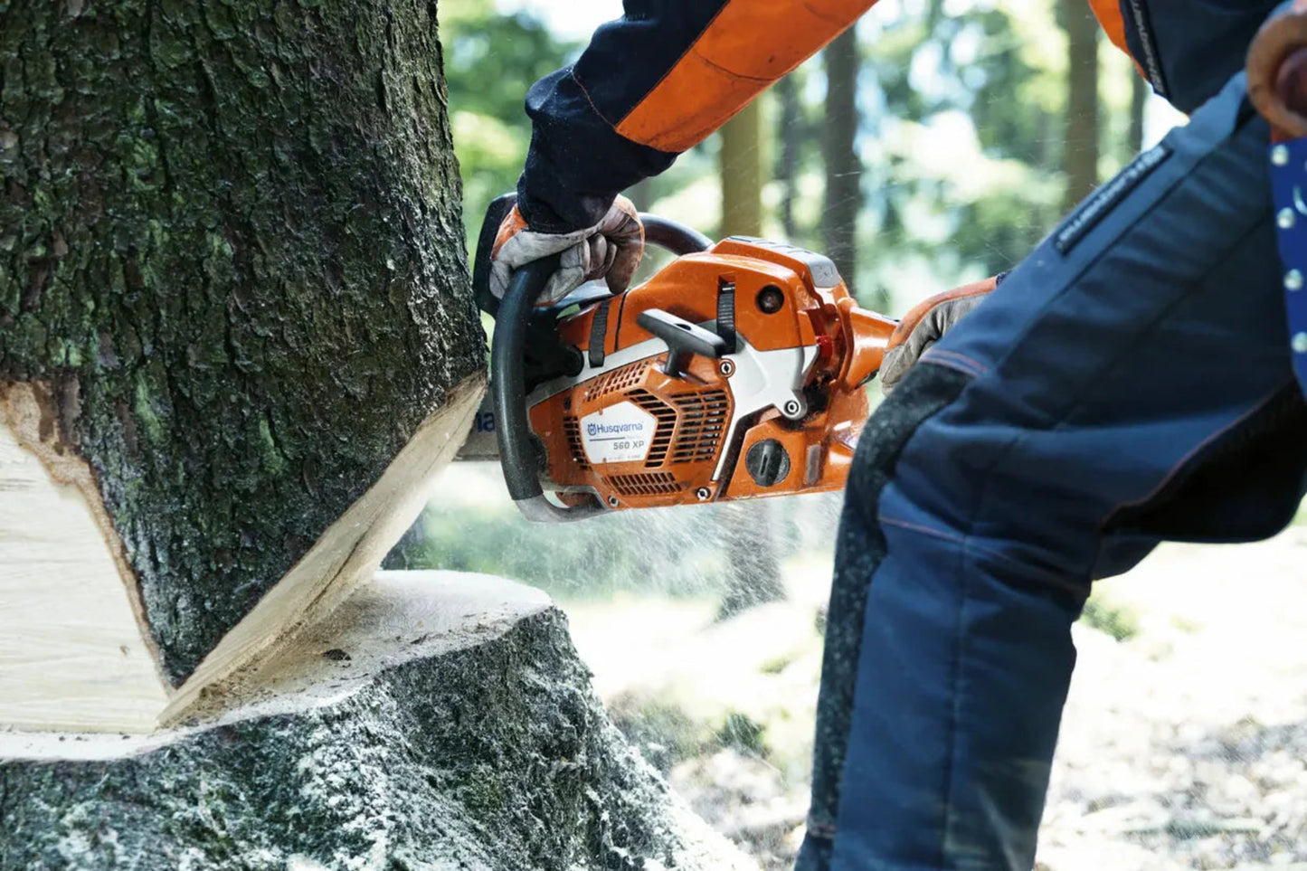 Husqvarna 562 XP Chainsaw - 59.8cc Gas Engine with 20in Guide Bar for Professionals - 970502104