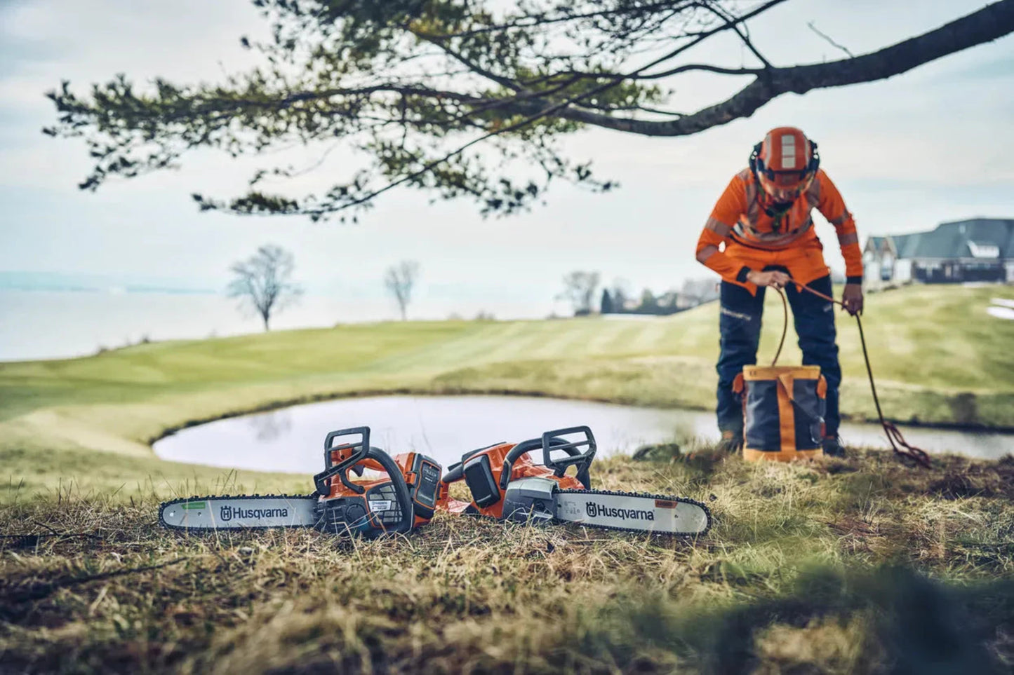 Husqvarna T542i XP Battery Top Handle Chainsaw with 16in Guide Bar, Battery & Charger Included - 970666319