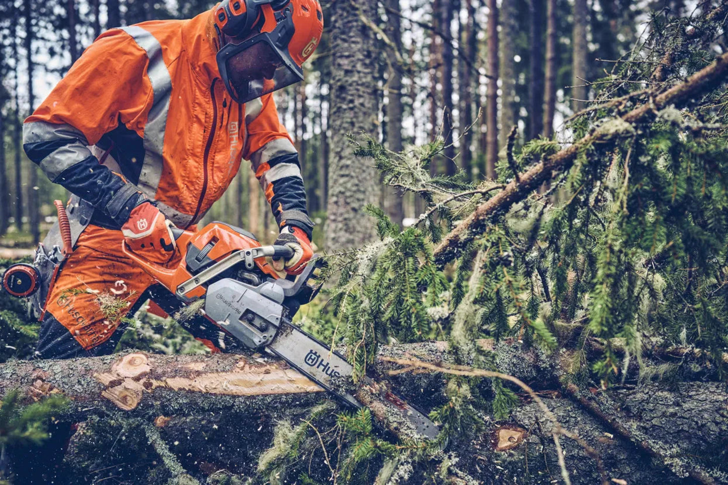 Husqvarna 562 XP Mark II Chainsaw - 59.8cc Gas Engine with 20in Guide Bar for Professionals - 970696720