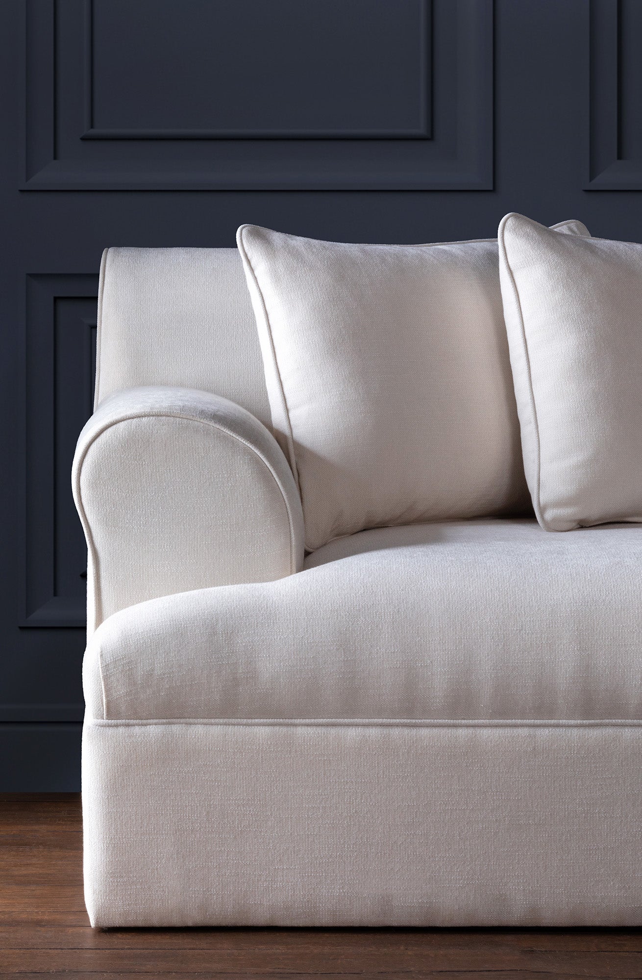 Park Hill Collection Estate Sofa - Elegant Lawson Design with Plush Comfort, Perfect for Relaxing and Entertaining Guests - EFS40678