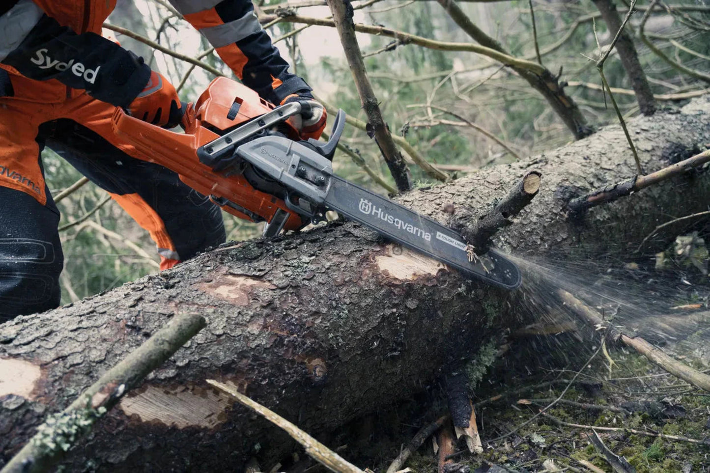 Husqvarna 572 XP Chainsaw 70.6cc Gas Engine with 24in Guide Bar for Professionals - 966733108