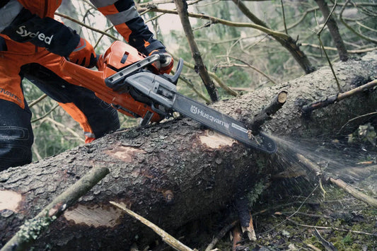 Husqvarna 572 XP Chainsaw 70.6cc Gas Engine with 24in Guide Bar for Professionals - 966733108
