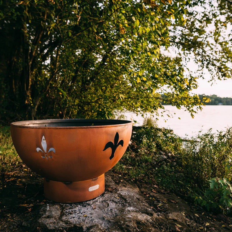 Fleur de Lis at the lake, no fire